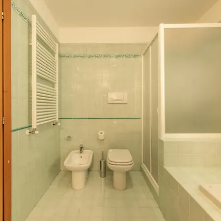 Casa Cavina, Ampia Con Giardino E Garage Daire *