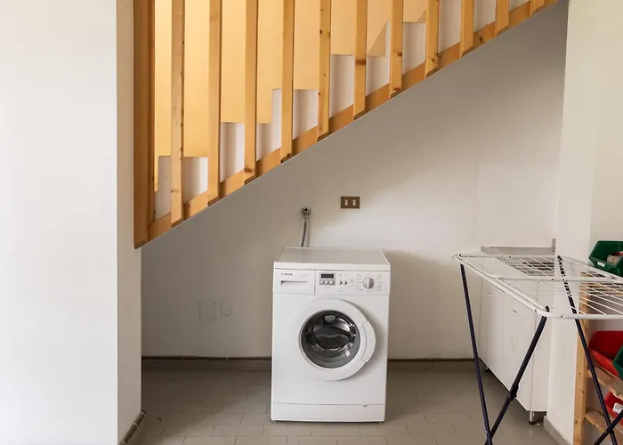 Casa Cavina, Ampia Con Giardino E Garage 아파트